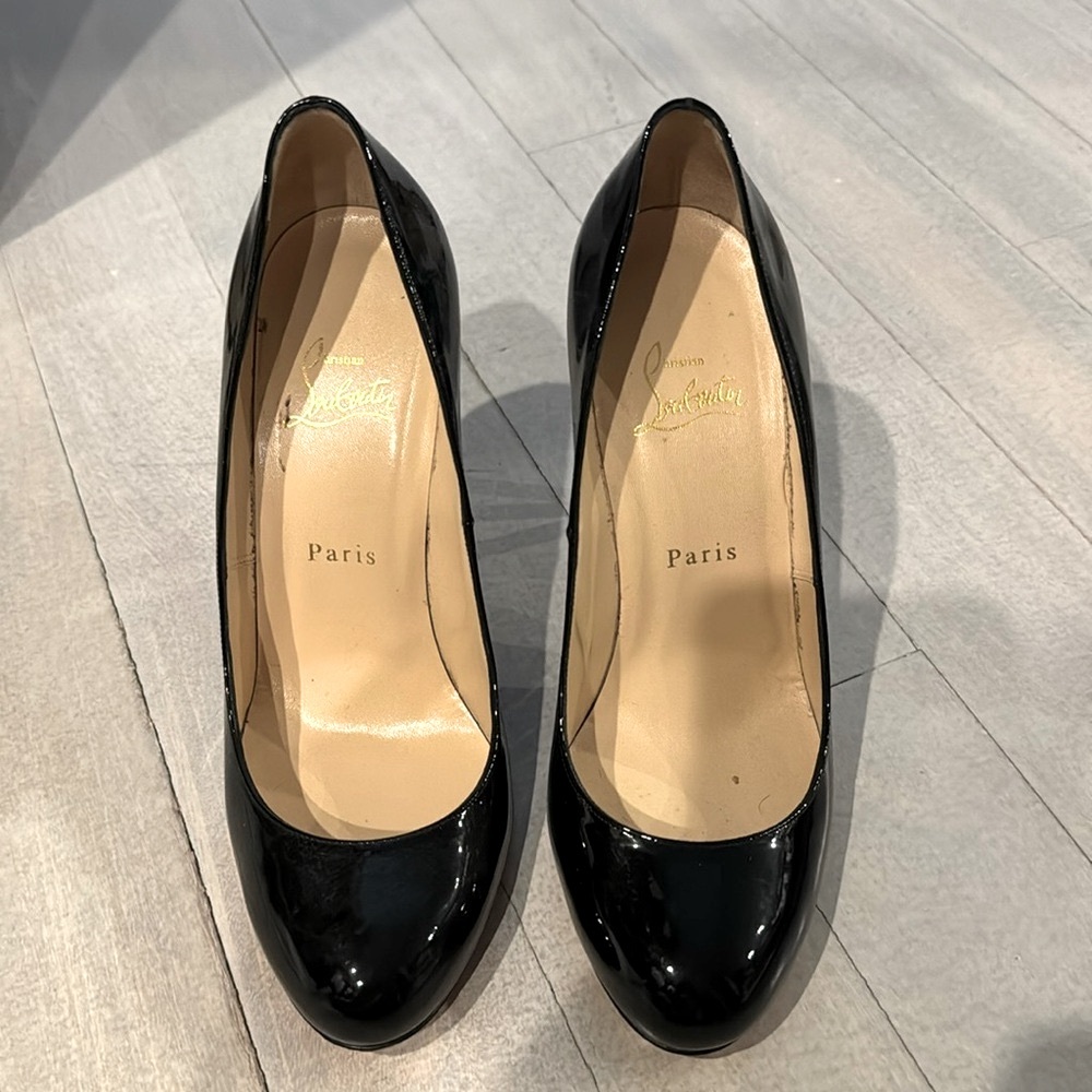 Auth Christian Louboutin black patent leather heels 38.5